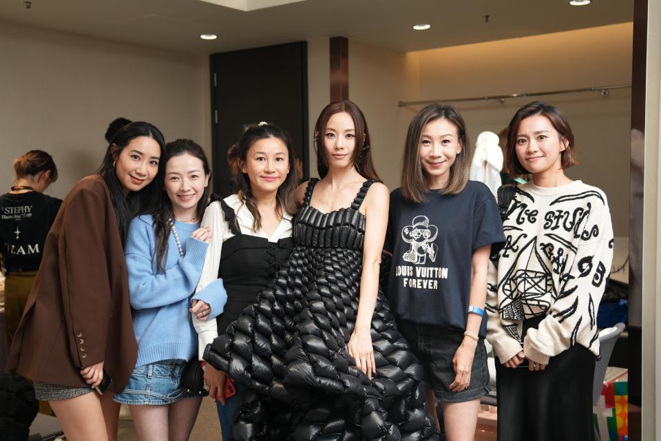  昔日Cookies的隊友吳雨霏、楊愛瑾、區文詩、陳素瑩（Gloria)及何綺玲（Elaine），亦有到場支持好姊妹Stephy相隔16年的香港演唱會。