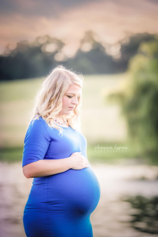 Découvrez la triste raison pour laquelle cette future maman a fait ajouter son mari sur ses photos de maternité.