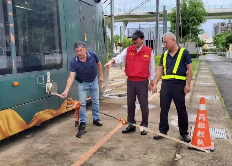 ▲捷運局長吳嘉昌視察輕軌列車進機廠纜索加固情況。（圖／高市府捷運局提供）