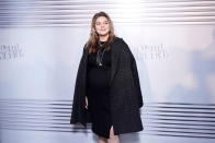 Très discrète sur sa vie privée, Louane a fait une apparition remarquée au dernier défilé de Jean Paul Gaultier. Si elle a autant attiré les flashs des photographes, c'est parce qu'elle a dévoilé son ventre rond de femme enceinte. Un joli baby bump qui vient confirmer sa grossesse.