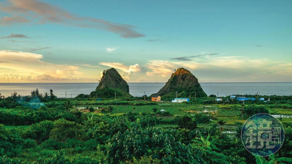 謝永泉家窗外就是朗島部落的山與海岸。（鄭宇騏攝）