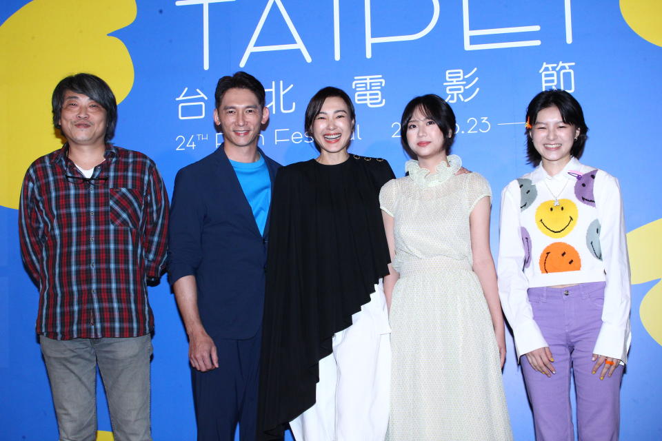 導演賴國安（左起）及主演温昇豪、曾珮瑜、程希緹、宸頤出席《夢遊樂園》首映。（圖／非凡娛樂）