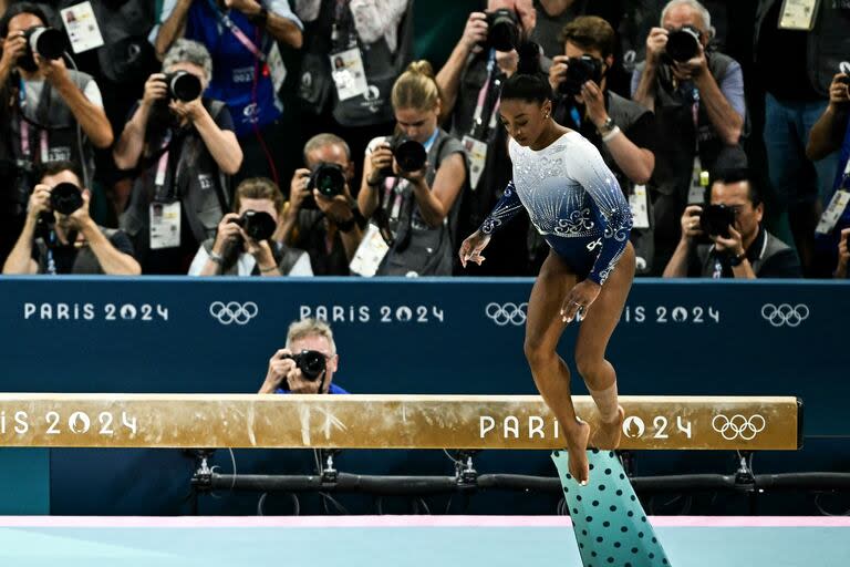 El momento exacto en el que Simone Biles cae de la barra de equilibrio y pierde la posibilidad de conseguir una medalla