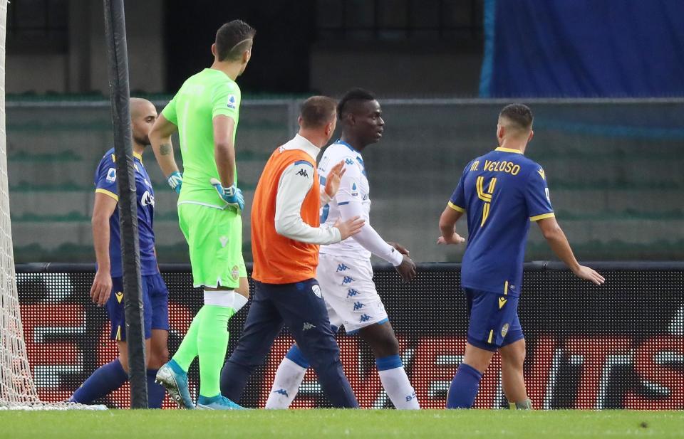 El delantero Mario Balotelli (segundo derecha) del Brescia reacciona tras ser blanco de cánticos rascistas de seguidores del Hellas Verona en un partido de la Serie A italiana, el domingo 3 de noviembre de 2019. (Simone Venezia/ANSA vía AP)