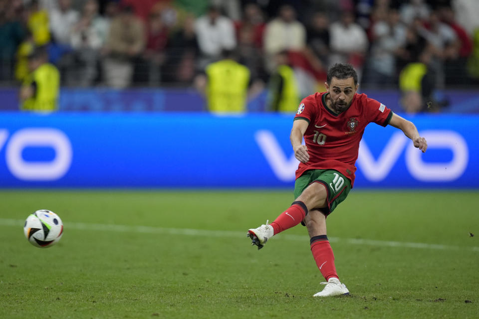 Portugal's Bernardo Silva scores in penalty shoot outs of a round of sixteen match between Portugal and Slovenia at the Euro 2024 soccer tournament in Frankfurt, Germany, Monday, July 1, 2024. (AP Photo/Matthias Schrader)