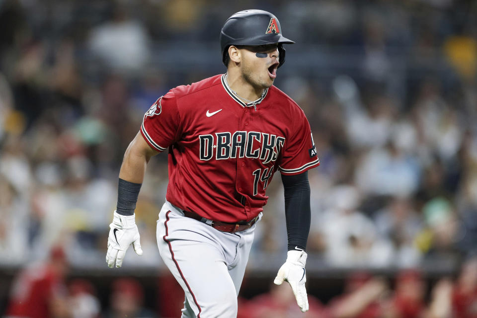 El venezolano Gabriel Moreno, de los Diamondbacks de Arizona, festeja luego de conectar un grand slam en el segundo juego de una doble tanda frente a los Padres de San Diego, el sábado 19 de agosto de 2023 (AP Foto/Brandon Sloter)