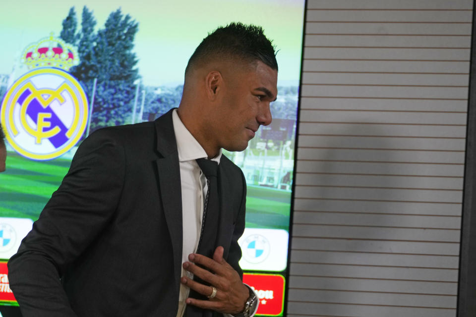 Casemiro sonríe durante una rueda de prensa de despedida en la ciudad deportiva del Real Madrid, el lunes 22 de agosto de 2022. (AP Foto/Paul White)