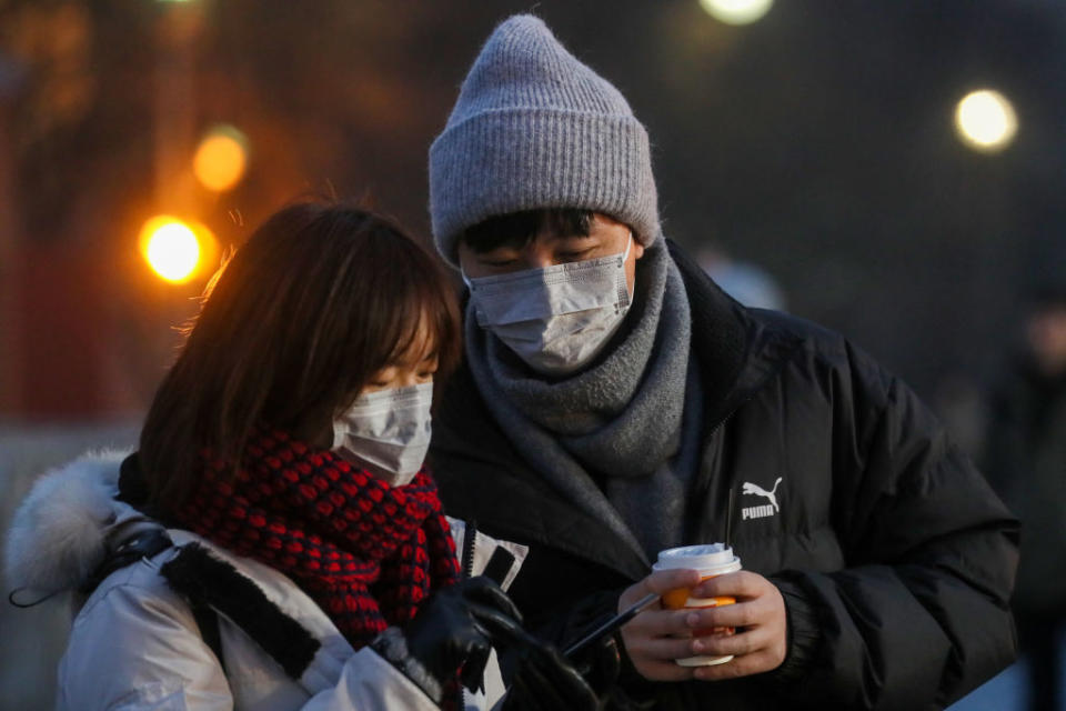 肺炎下的情侶，出街都係要戴口罩啊～（圖片來源：gettyimages）