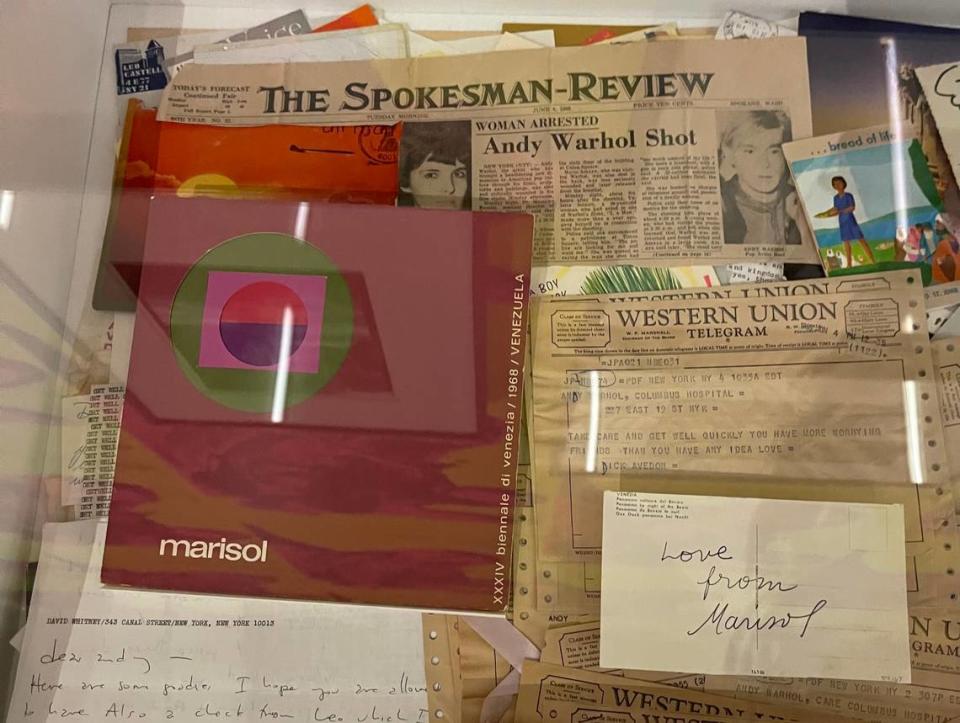 Andy Warhol guardó un catálogo de la exposición de Marisol en la Bienal de Venecia de 1968 y una postal de Marisol en su caja de cartón;. Amanda Rosa
