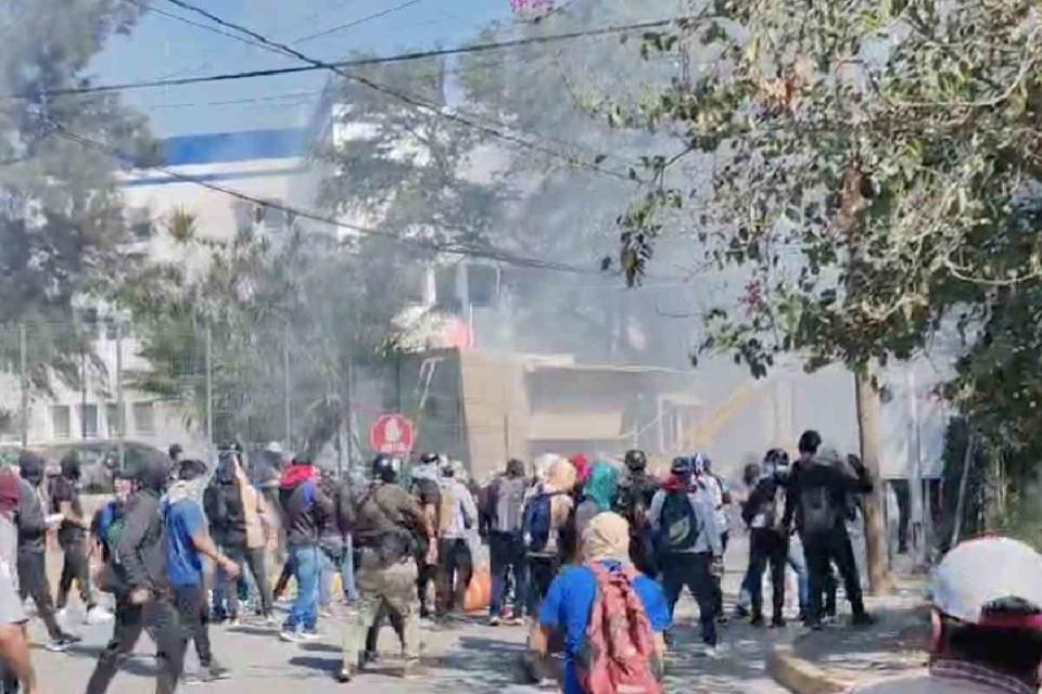 Normalistas de Ayotzinapa en la Fiscalía de Guerrero.