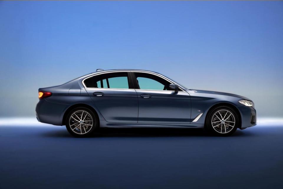 全新BMW 520i M Sport鉑金版搭載BMW TwinPower Turbo直列4汽缸汽油引擎與48V高效複合動力，結合BMW Personal CoPilot智慧駕駛輔助科技，享受從容安全的駕馭體驗。