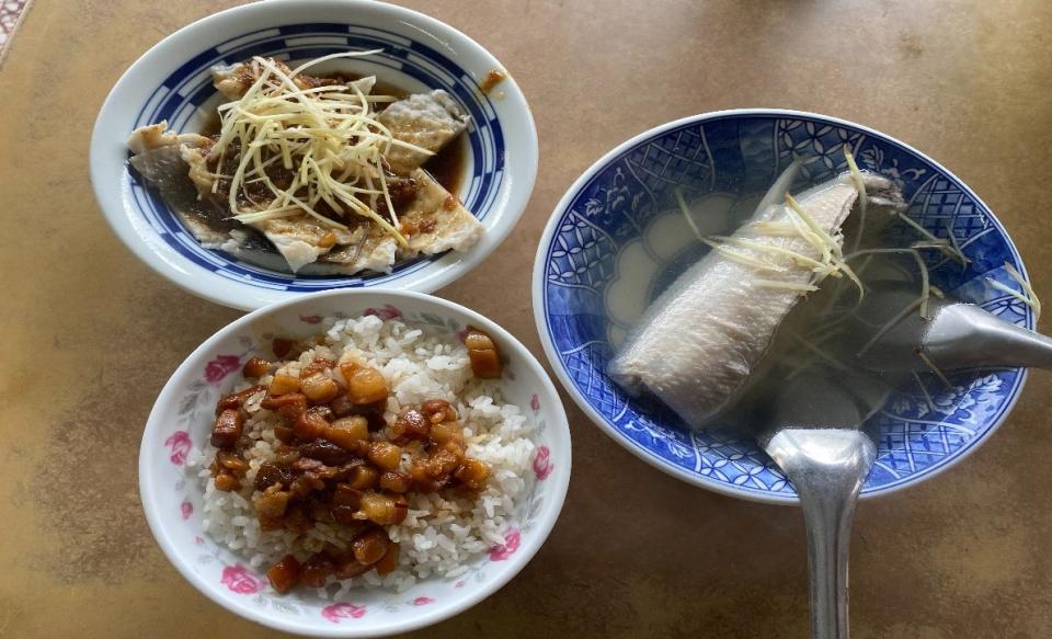 ▲林依伶力讚，台南基本款早餐就是虱目魚湯、肉燥飯，饕客還會來一份魚皮。