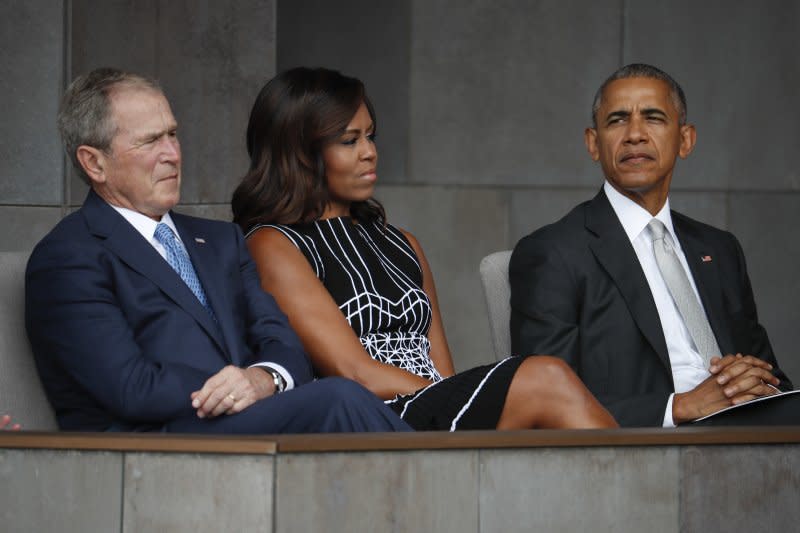 小布希與第一夫人蜜雪兒和總統歐巴馬一同出席開幕。（美聯社）