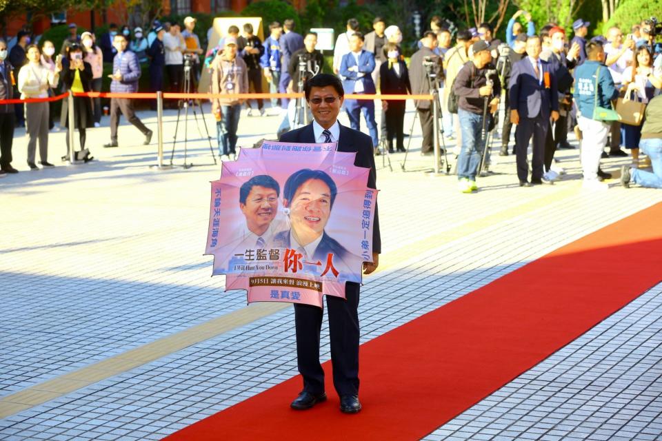 謝龍介撐「賴清德特製傘」走紅毯，上面印有「一生監督你一人」標語。