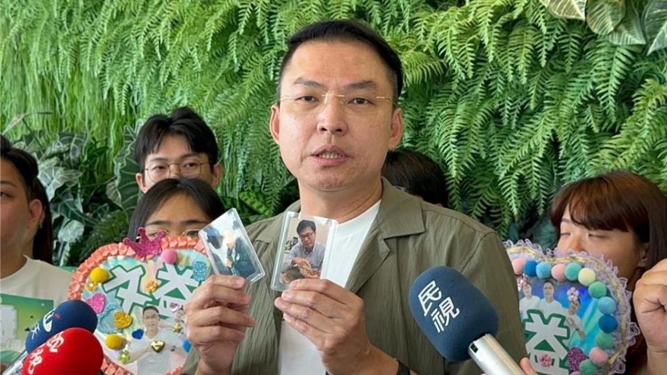 民進黨高市黨部主委選舉，今（22）日起開始領表、登記，湧言會議員黃文益搶頭香完成登記，喊出年輕化等5大訴求。（柯宗緯攝）