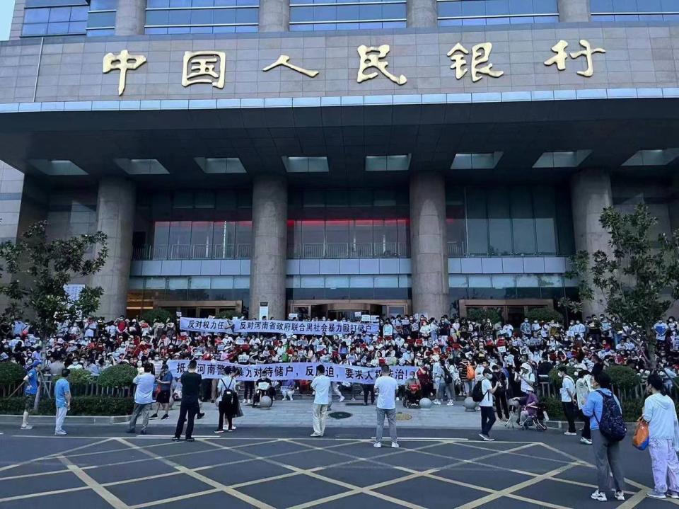 中國河南省爆發弊案，民眾上街抗議。   擷取自:推特/河南村鎮銀行維權 @Qwaszx179730654 