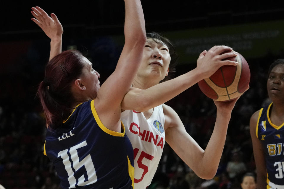 China's Han Xu, right, battles to get past Bosnia and Herzegovina's Nikolina Elez during their game at the women's Basketball World Cup in Sydney, Australia, Friday, Sept. 23, 2022. (AP Photo/Mark Baker)