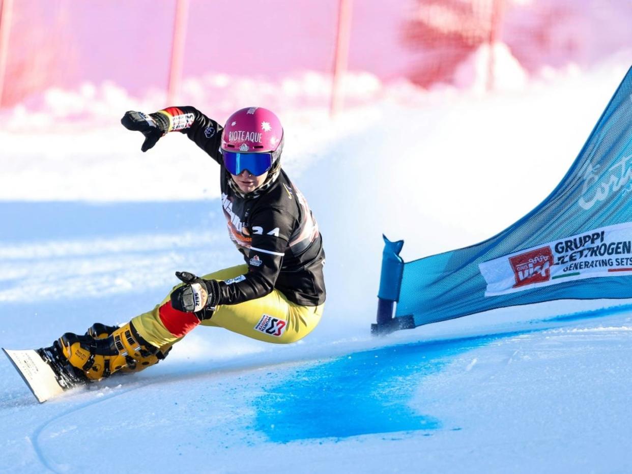 Snowboarder fahren am Podium vorbei