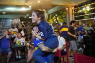 Aficionados de Boca Juniors festejan el título de la Superliga en un bar