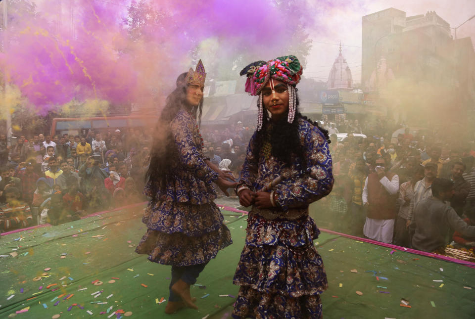 <p>Indians dressed as Hindu deities Radha, center, and Krishana play Holi in Jammu, India, Thursday March 1, 2018. (Photo: Channi Anand/AP) </p>