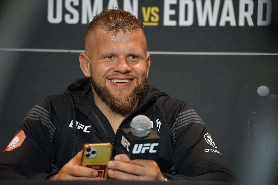 SALT LAKE CITY, UT — 20 SIERPNIA: Marcin Tybura przemawia do mediów po zwycięstwie na UFC 278 20 sierpnia 2022 r. w Vivint Smart Home Arena w Salt Lake City, UT.  (Zdjęcie autorstwa Amy Kaplan/Icon Sportswire za pośrednictwem Getty Images)