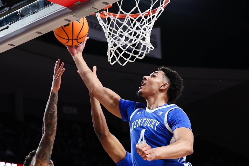 Tre Mitchell tries to grab a rebound in Kentucky’s game against Texas A&M on Saturday.