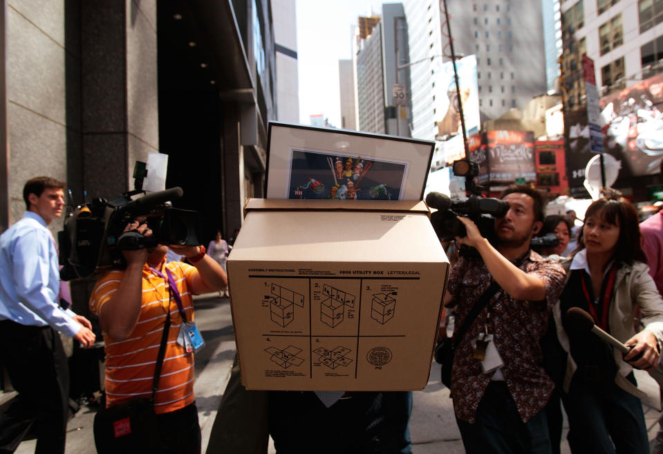 An employee of Lehman Brothers Holdings Inc. carries a box out of the company's headquarters as he is followed by the media Sept. 15, 2008 in New York City.<span class="copyright">Chris Hondros—Getty Images</span>