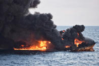 <p>Der brennende Öltanker „Sanchi“ im ostchinesischen Meer ist gesunken. Dieses Bild entstand kurz vor dem vollständigen Versinken des iranischen Schiffs.<br> Obwohl der größte Teil der 136.000 Tonnen Leichtöl bereits verbrannt ist, gibt es große Bedenken hinsichtlich einer möglichen größeren Verschmutzung des Meeresbodens und der umliegenden Gewässer. Die chinesischen Behörden schlossen die Gefahr einer Ölpest jedoch aus. Für die 32 Besatzungsmitglieder, darunter 30 Menschen aus dem Iran und zwei Seeleute aus Bangladesch, gibt es keine Hoffnung mehr. Das iranische Transportministerium erklärte die 30 iranischen Seeleute inzwischen offiziell für tot. (Bild: Ministry of Transport via AP) </p>