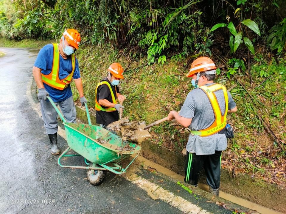 《圖說》環保局提供超過600職缺，，工作包含協助溝渠清疏，避免水溝淤積堵塞。〈勞工局提供〉