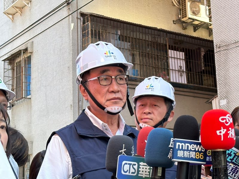 台北市大直街民宅因基泰建案施工不慎嚴重下陷，議員指監測數據1日就有問題，土木技師公會數據顯示2月底達停工階段。北市府副市長李四川（圖）12日在現場受訪時說，會保全所有資料，須由相關專業技師公會判定。（中央社）