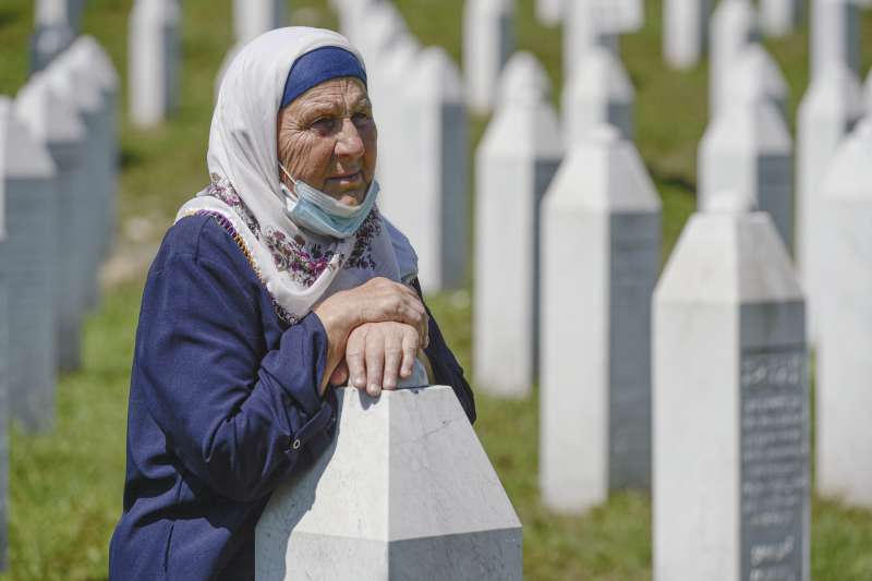 2020年7月11日，雪布尼查大屠殺（Srebrenica massacre）25周年，新近尋獲的死難者遺體入土為安（AP）