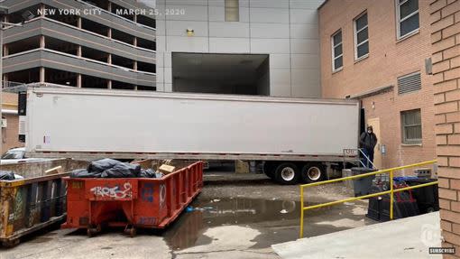 醫院出動冷凍大卡車運屍。（圖／翻攝自The New York Times YouTube）