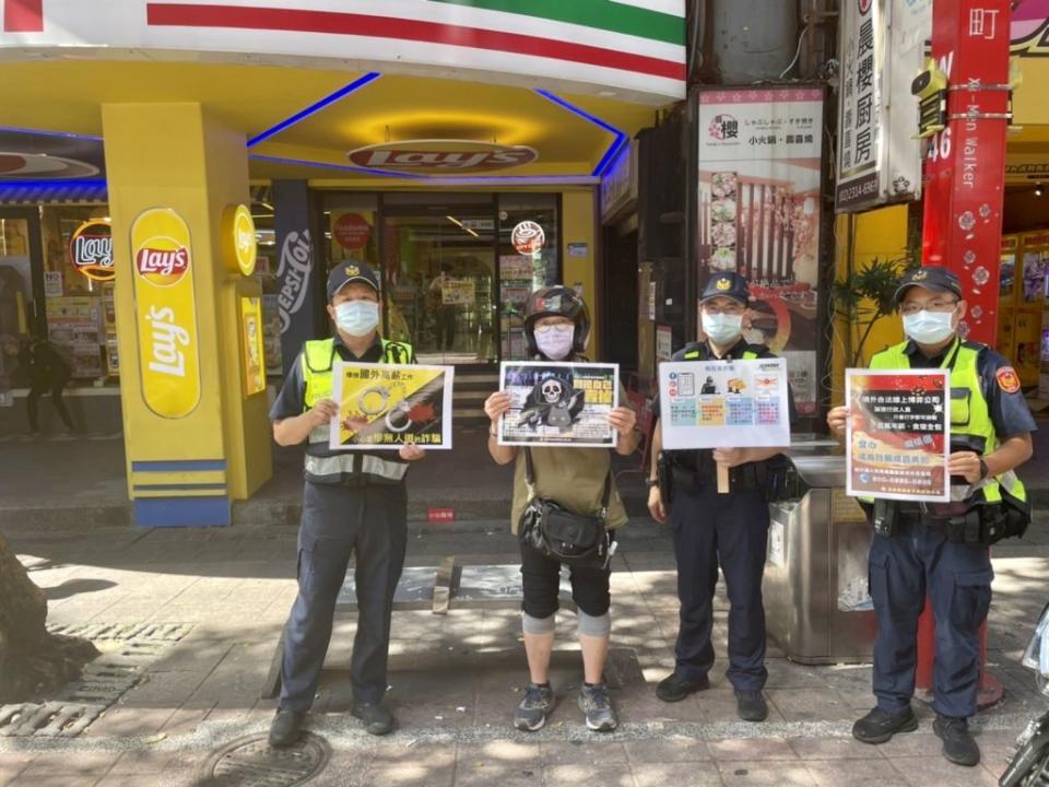 臺北市保安警察大隊至西門町徒步巡邏，手持宣導海報、標語提醒民眾及青少年認識常見的網路詐騙手法。