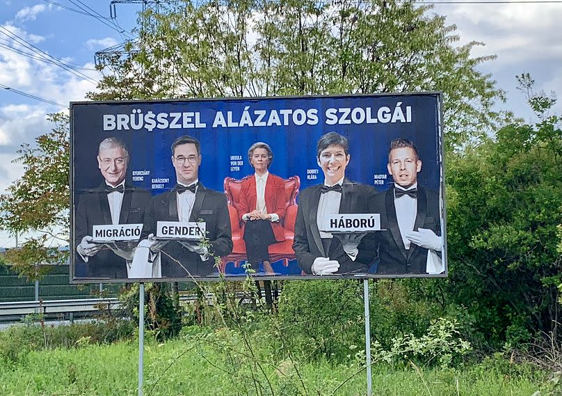 Valla publicitaria en las afueras de Budapest, 22 de abril de 2024.