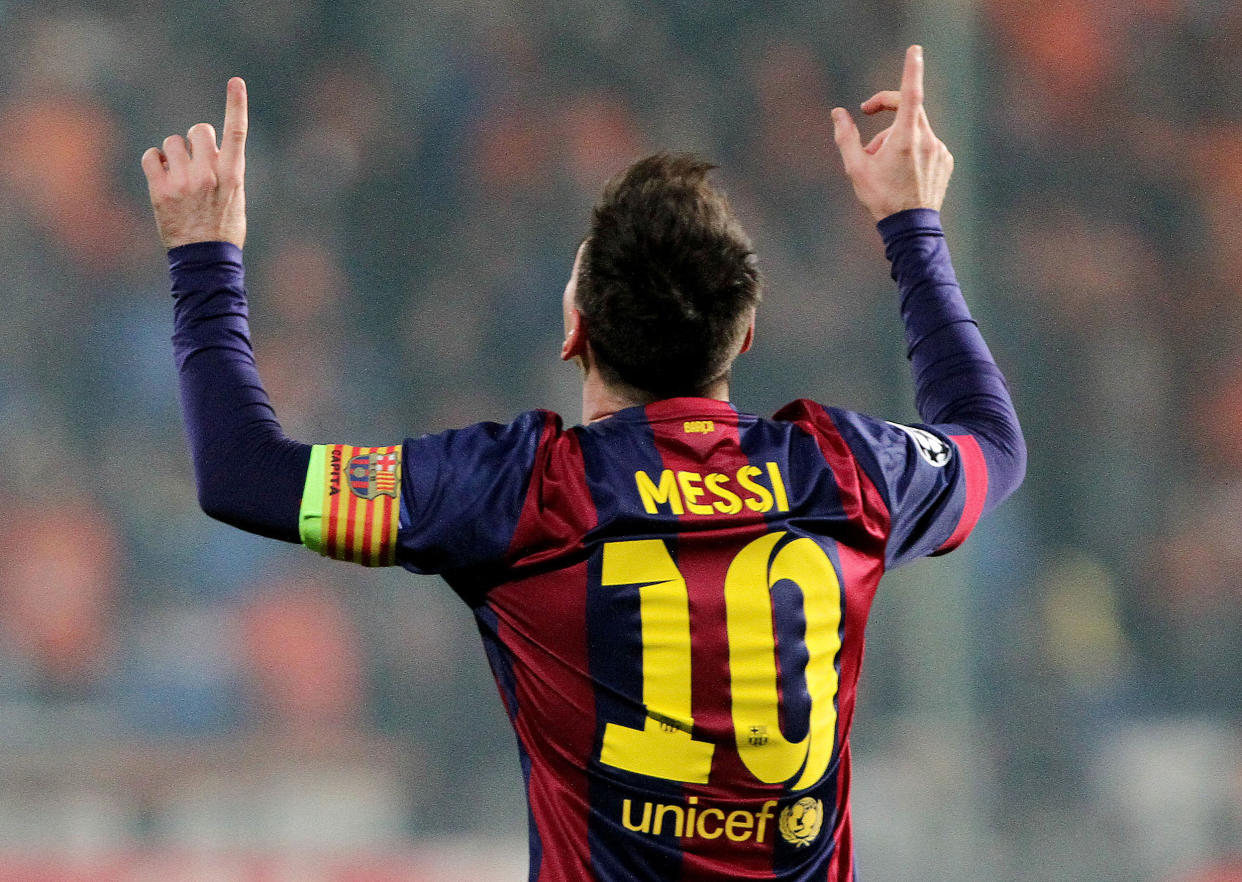 El argentino del Barcelona Lionel Messi celebra su anotación ante el Apoel Nicosia, por la Liga de Campeones, el 25 de noviembre de 2014 en Nicosia. (AFP | SAKIS SAVVIDES)