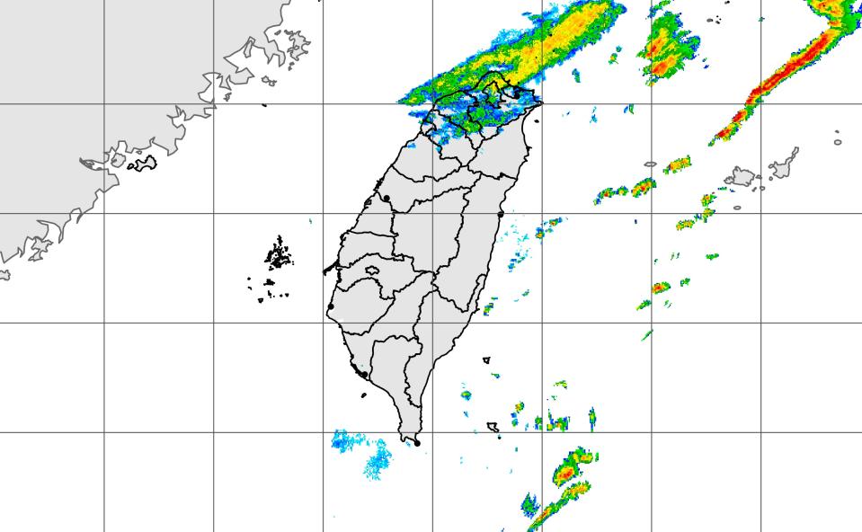 鋒面通過，隨後東北季風增強或大陸冷氣團南下，北部及東北部天氣逐漸轉冷，基隆北海岸及北部地區有局部短暫陣雨，東半部地區有局部短暫雨，其他地區為多雲到晴。（圖：氣象署網站）