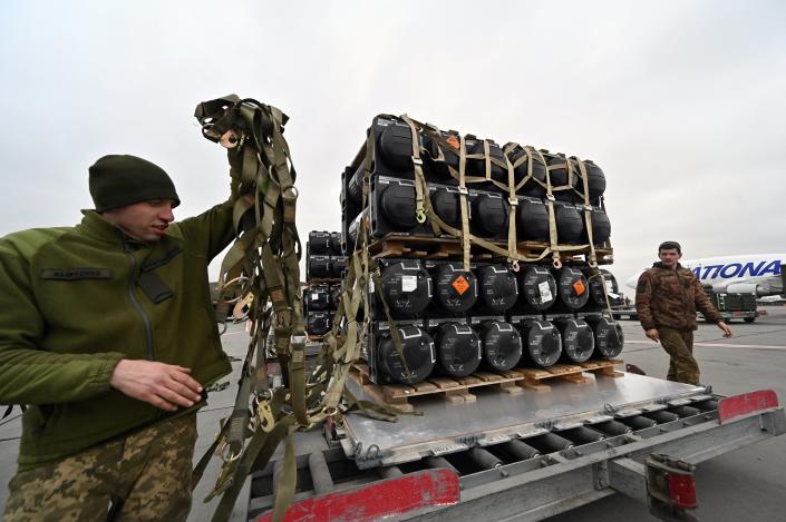 Ukrainian servicemen 