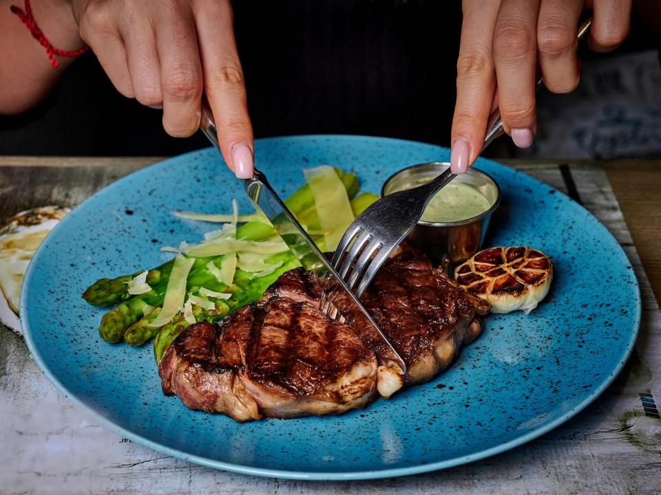 steak and asparagus