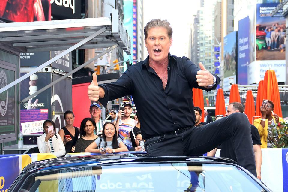 David Hasselhoff mit K.I.T.T. aus "Knight Rider" vor dem Auftritt in "Good Morning America" (Bild: ddp images / INSTAR)