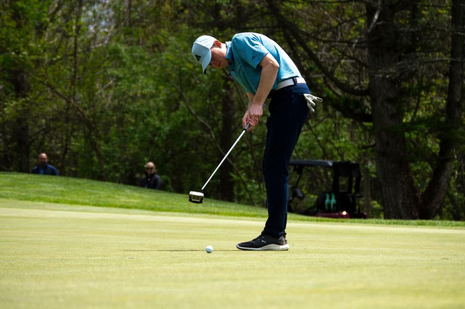 El golfista senior de la Academia Rykert Frisinger busca hacer un put en el Matthew Krutsch Invitational.