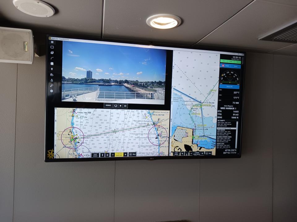 Screen with maps and screens on it