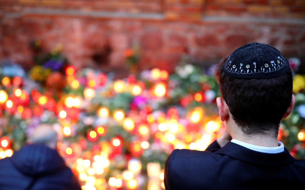 Ein junges Mitglied der Jüdischen Gemeinde zu Halle gedenkt der beiden Opfer des Anschlags (Bild: Reuters/Hannibal Hanschke)