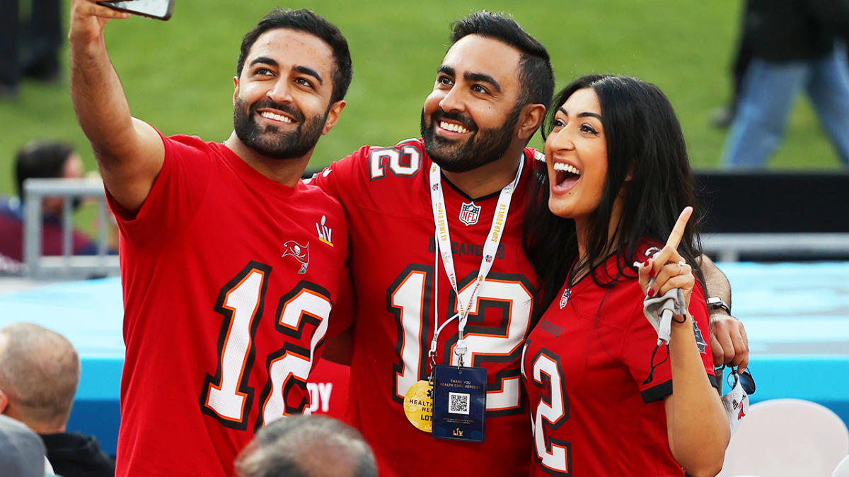 Face masks were handed out at the Super Bowl, but few fans wore them 