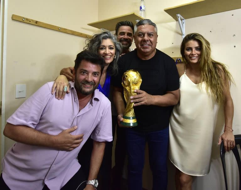 Loas actores Luciano Castro, Pablo Rago, Natalie Pérez y Carla Conte junto al Chiqui Tapia y la Copa del Mundo