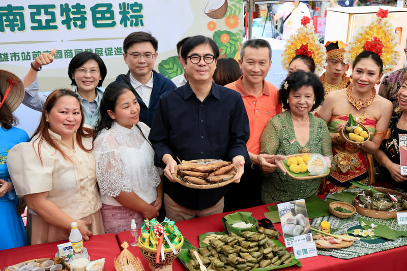 高雄三鳳中街異國風迎端午  陳其邁到場同樂 端午佳節將至，高雄市三鳳中街今年與站前「南國商 圈」合作融入東南亞特色，高雄市長陳其邁（前左 3）25日也到場與大家同樂，並表示非常樂見台灣民 俗能融入更多元素。 （高雄市經發局提供） 中央社記者洪學廣傳真  113年5月25日 