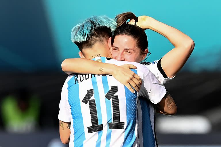 Romina Núñez festeja junto a Yamila Rodríguez el gol que le permitió a la Argentina igualar 2 a 2 ante Sudáfrica este jueves