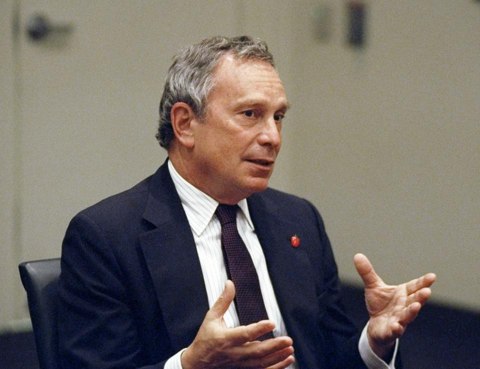 Mike Bloomberg offers his views at a meeting with the Daily News Editorial Board in 2000.