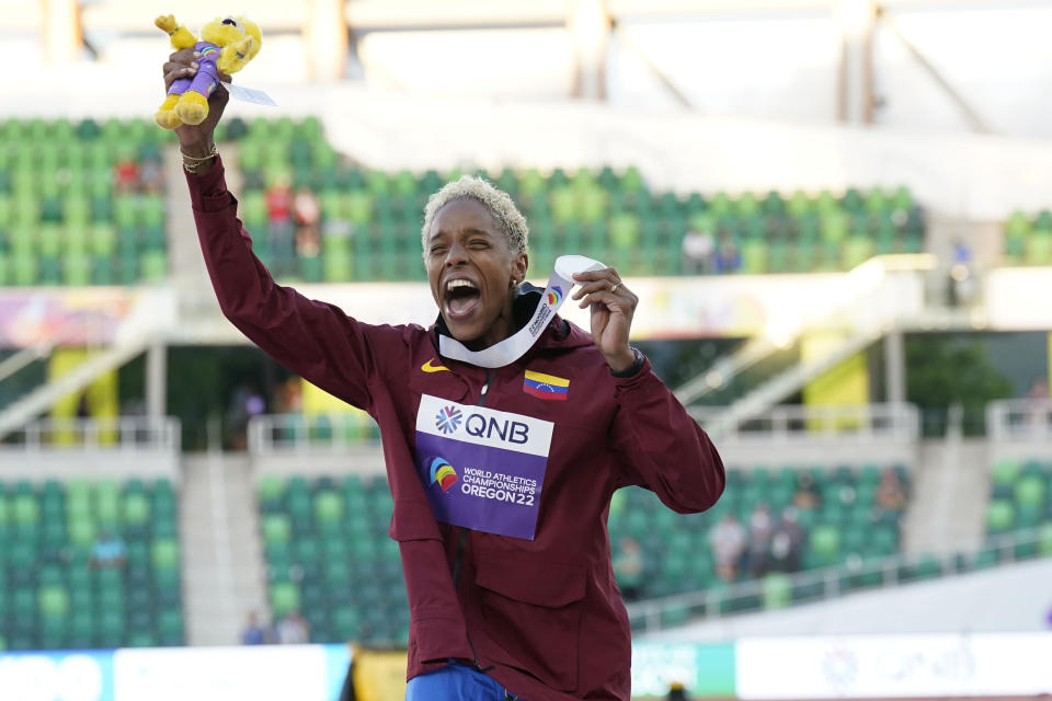 La venezolana Yulimar Rojas festeja durante la ceremonia en que se le entregó el oro del triple salto en el Mundial de atletismo, el lunes 18 de julio de 2022, en Eugene, Oregon (AP Foto/Gregory Bull)