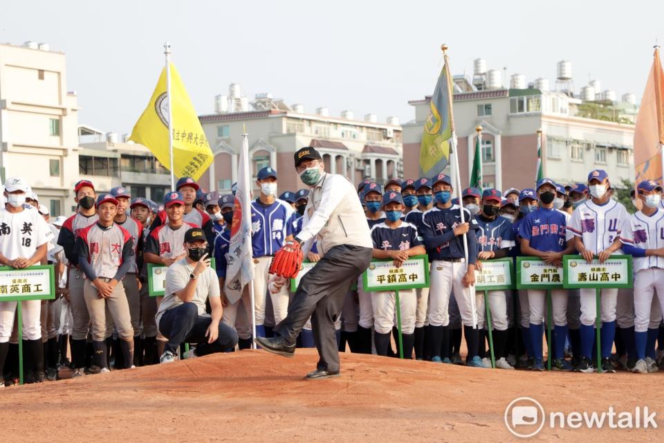 黃偉哲目前選情平穩，正在專注投球的他，似乎只要平穩的投出好球，即可贏球。   圖：台南市政府提供