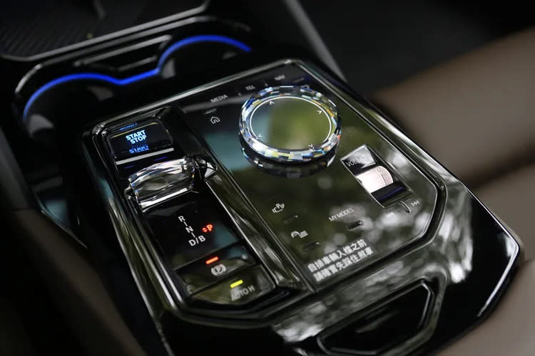 中央鞍座上搭配了頂級水晶中控套件，相似的設計也可見於i7、iX純電車款，進一步帶來精品般的質感。林浩昇攝
